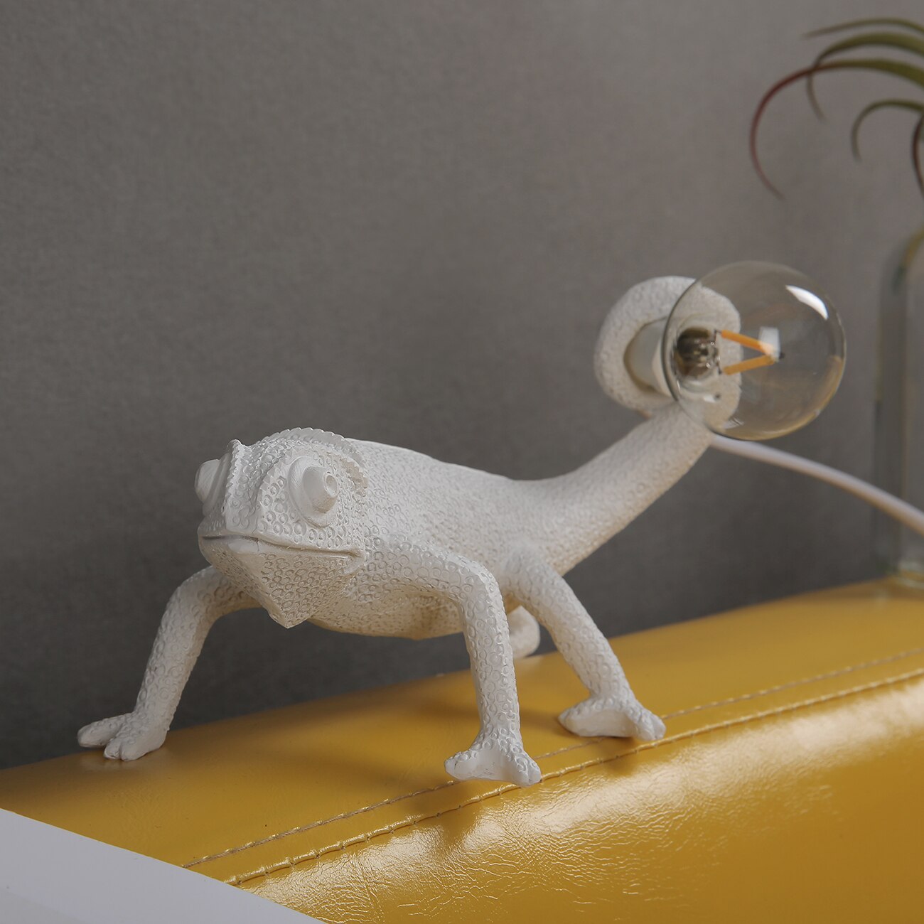 Artistry and Nature: Modern Animal Resin Lizard Table Lamps