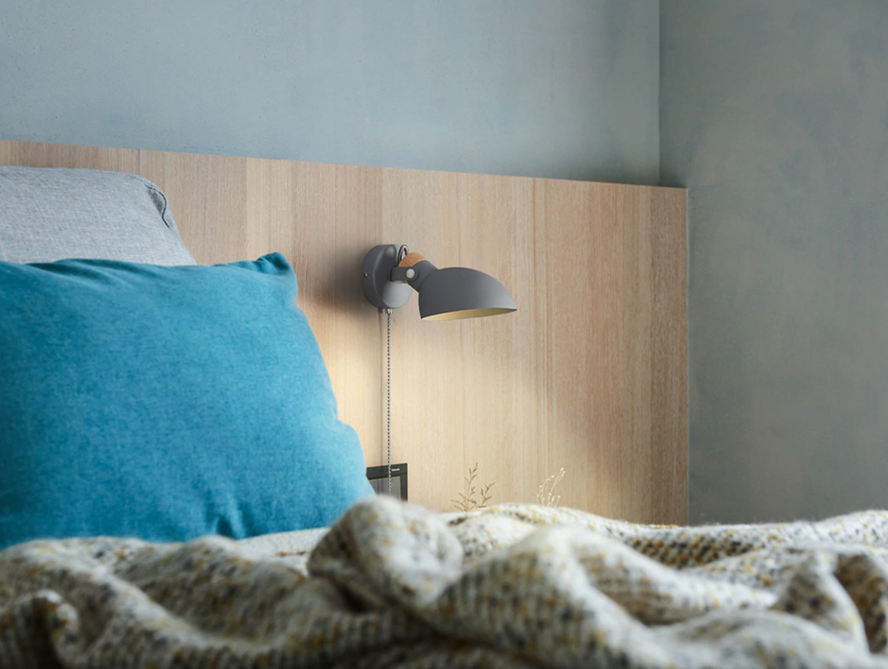 Switch Cord Wall-Mounted Reading Lamp