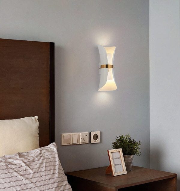 Modern Simple Iron Curve Wall Lamp